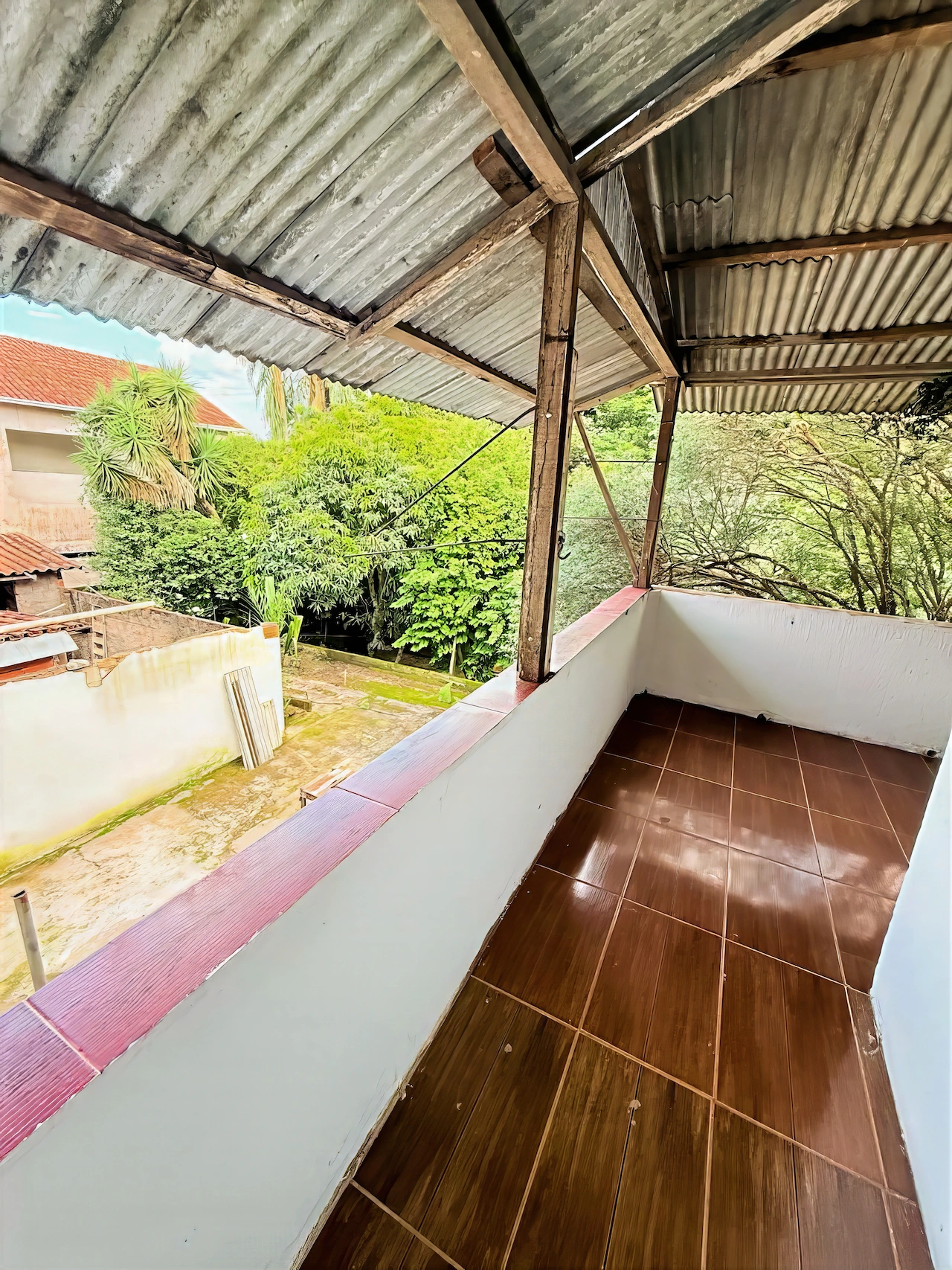 Varanda com vista para o quintal — Casa com 2 pavimentos